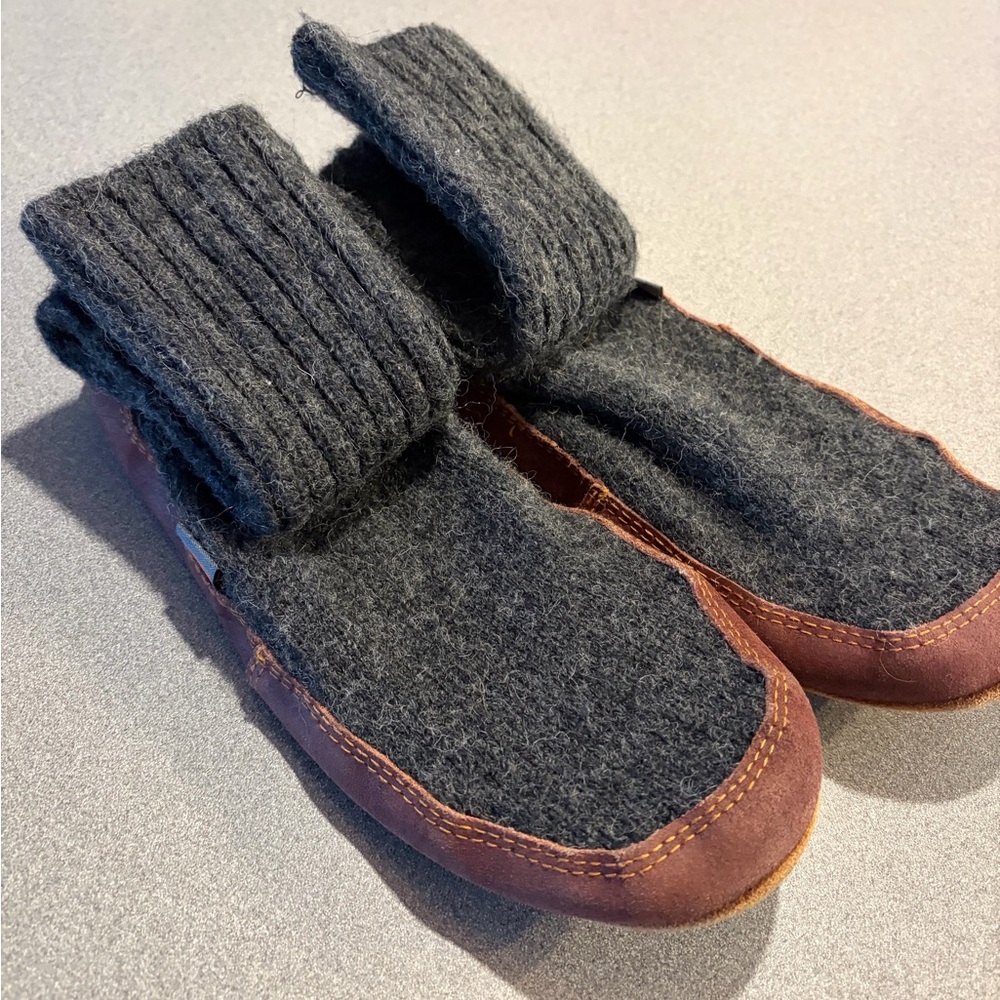 Acorn Slouch Boot Slipper in‎ grey ragg wool and brown suede. Men’s 10.5-11.5
